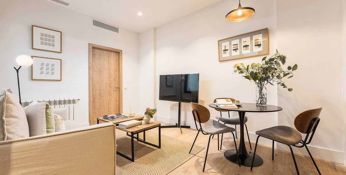 Spacious Designer Flat With Dedicated Home Office In Madrid Center