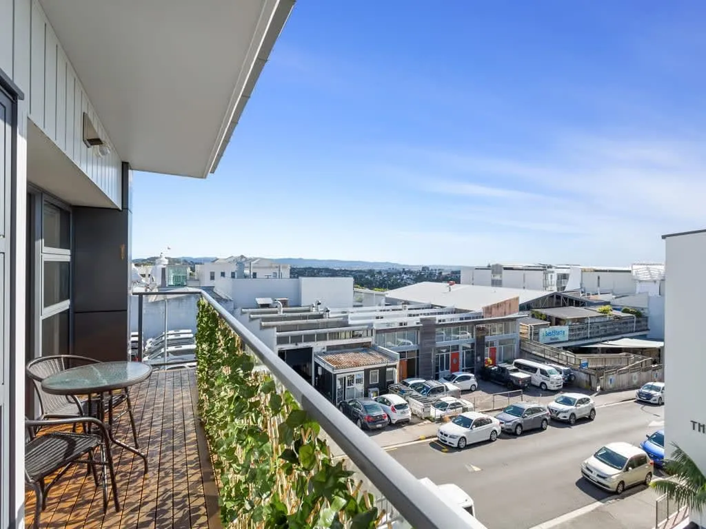 Charming Curated 2-bedroom Flat Auckland - Digital-nomad Setup, Fast Wifi & Free Parking #3