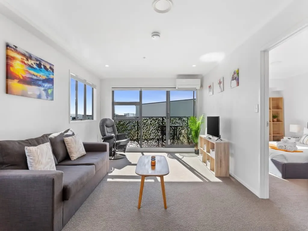 Charming Curated 2-bedroom Flat Auckland - Digital-nomad Setup, Fast Wifi & Free Parking