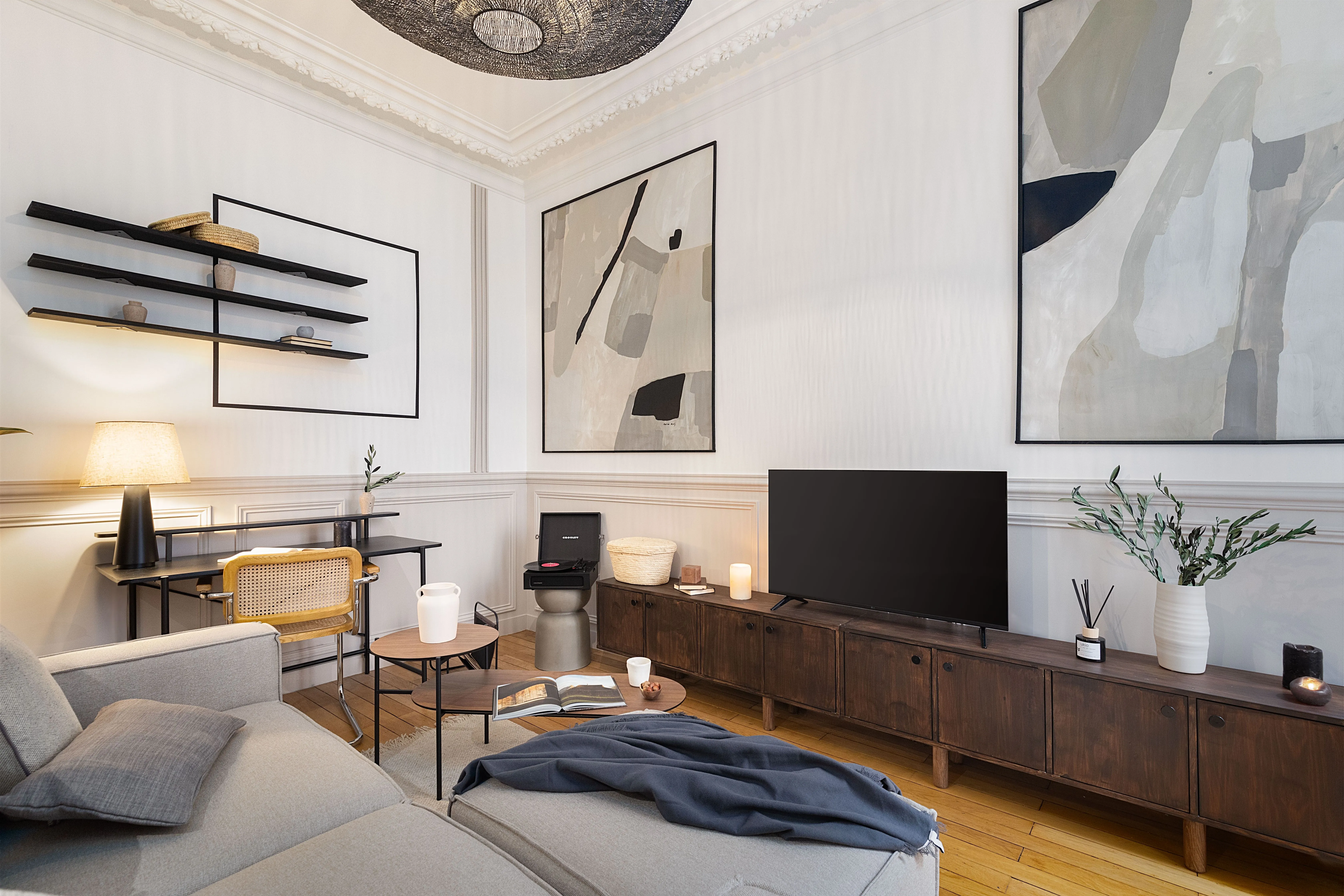 Roomy Paris Flat With Gigabit Internet, Dual Monitors & Pro Setup For Digital Nomads #5
