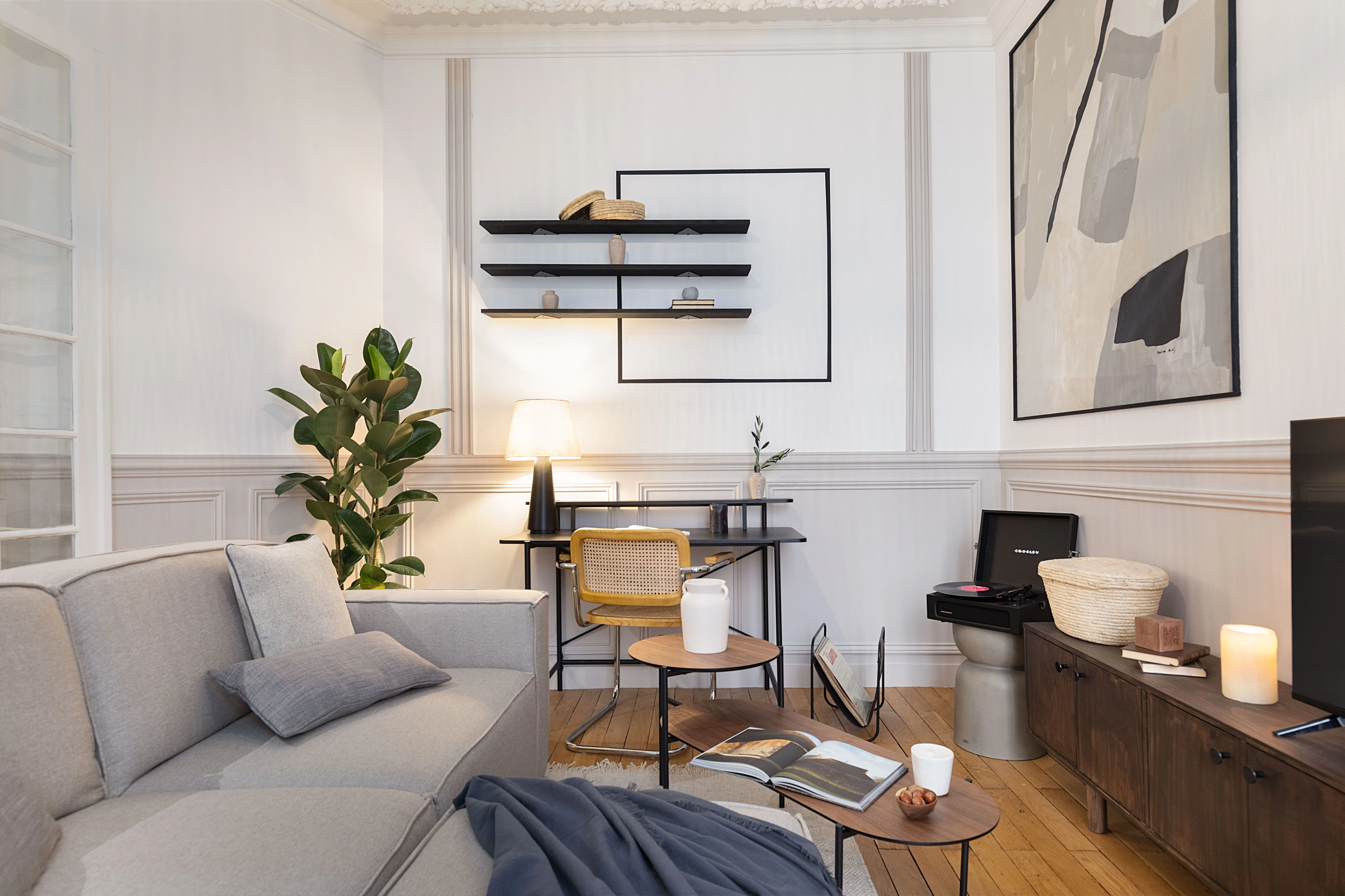 Roomy Paris Flat With Gigabit Internet, Dual Monitors & Pro Setup For Digital Nomads #3