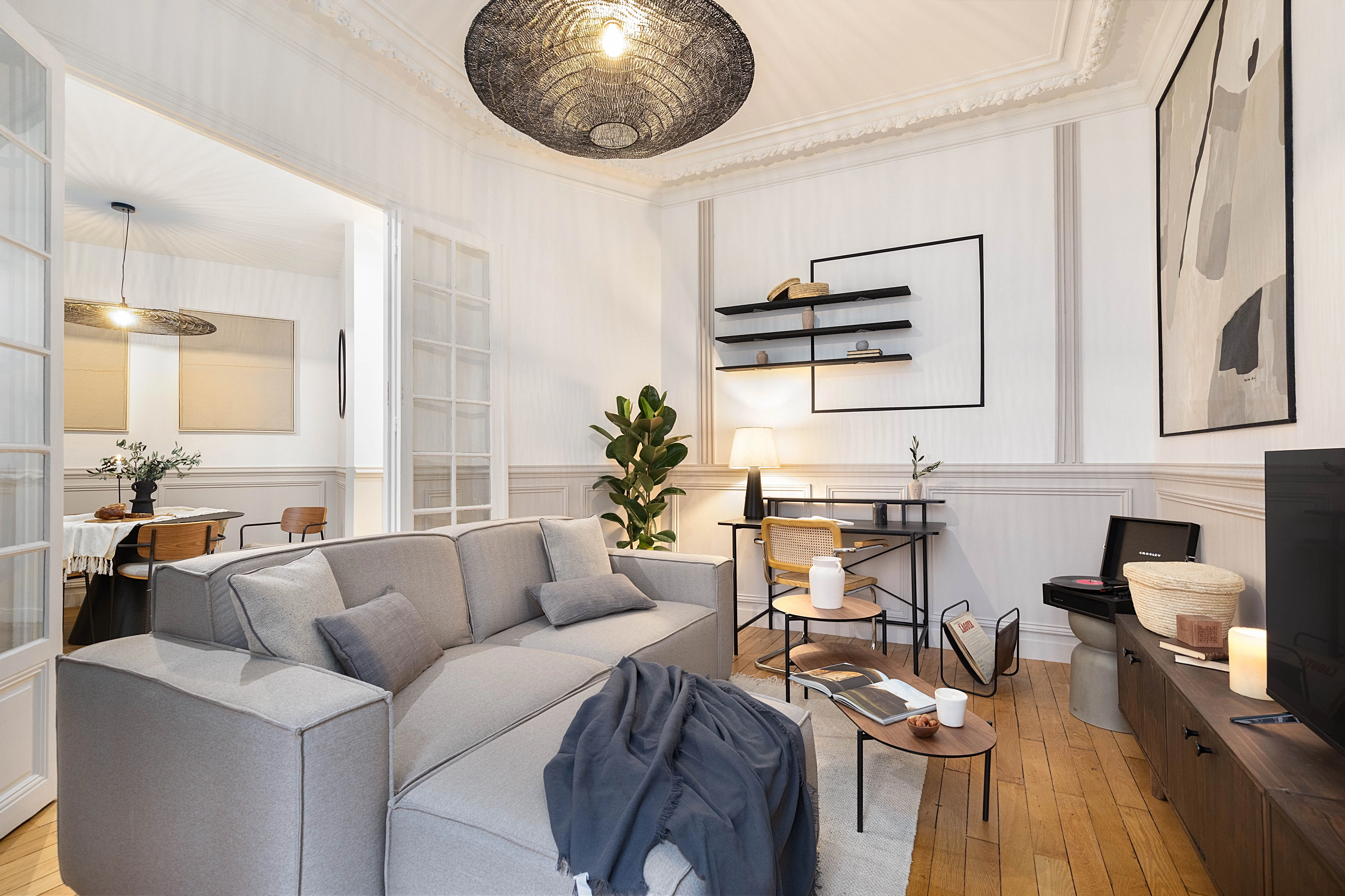 Roomy Paris Flat With Gigabit Internet, Dual Monitors & Pro Setup For Digital Nomads #2