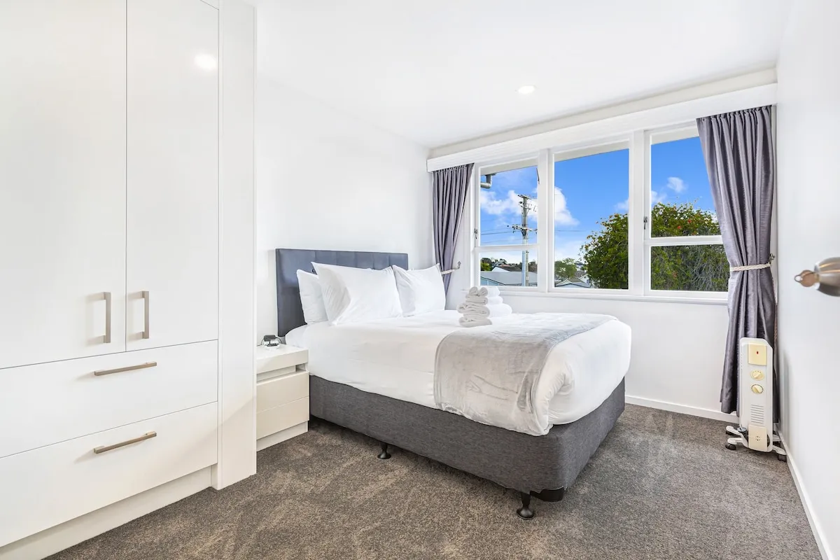 Distinctive Auckland City Flat - Intimate 3-bed, Dedicated Home Office & Fast Wifi #3
