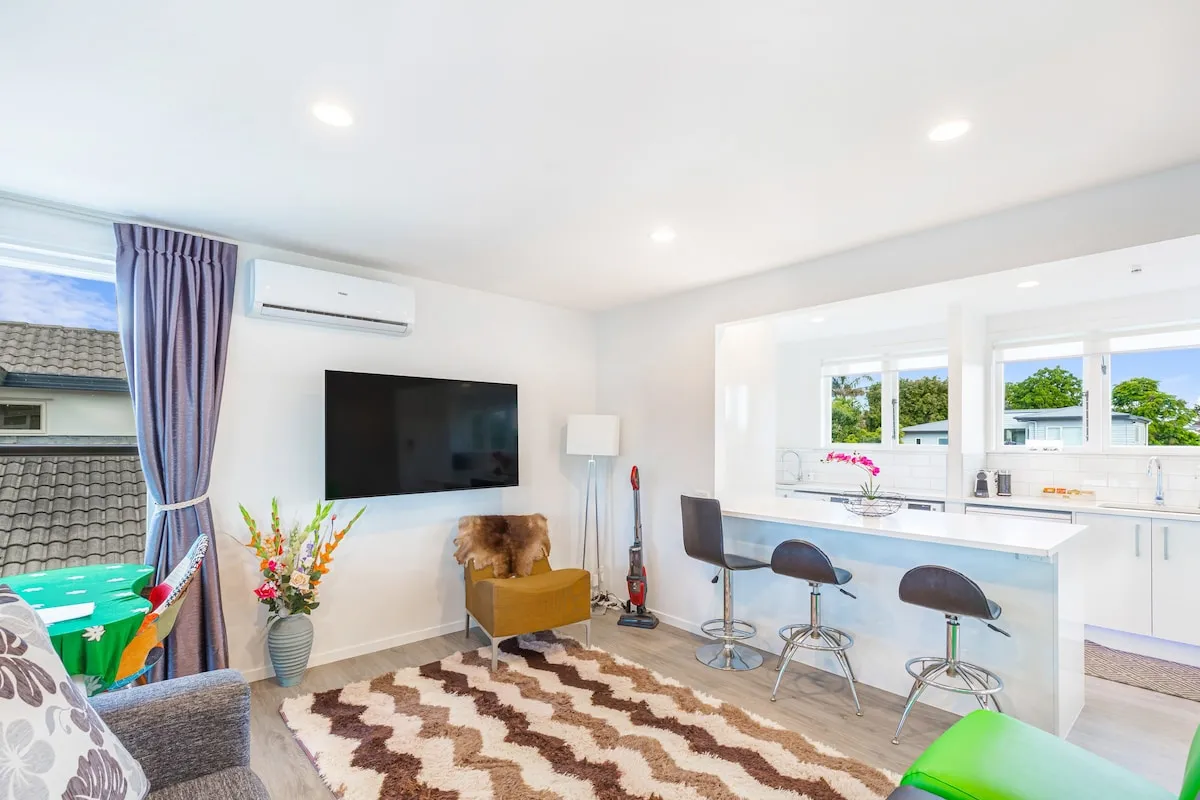 Distinctive Auckland City Flat - Intimate 3-bed, Dedicated Home Office & Fast Wifi