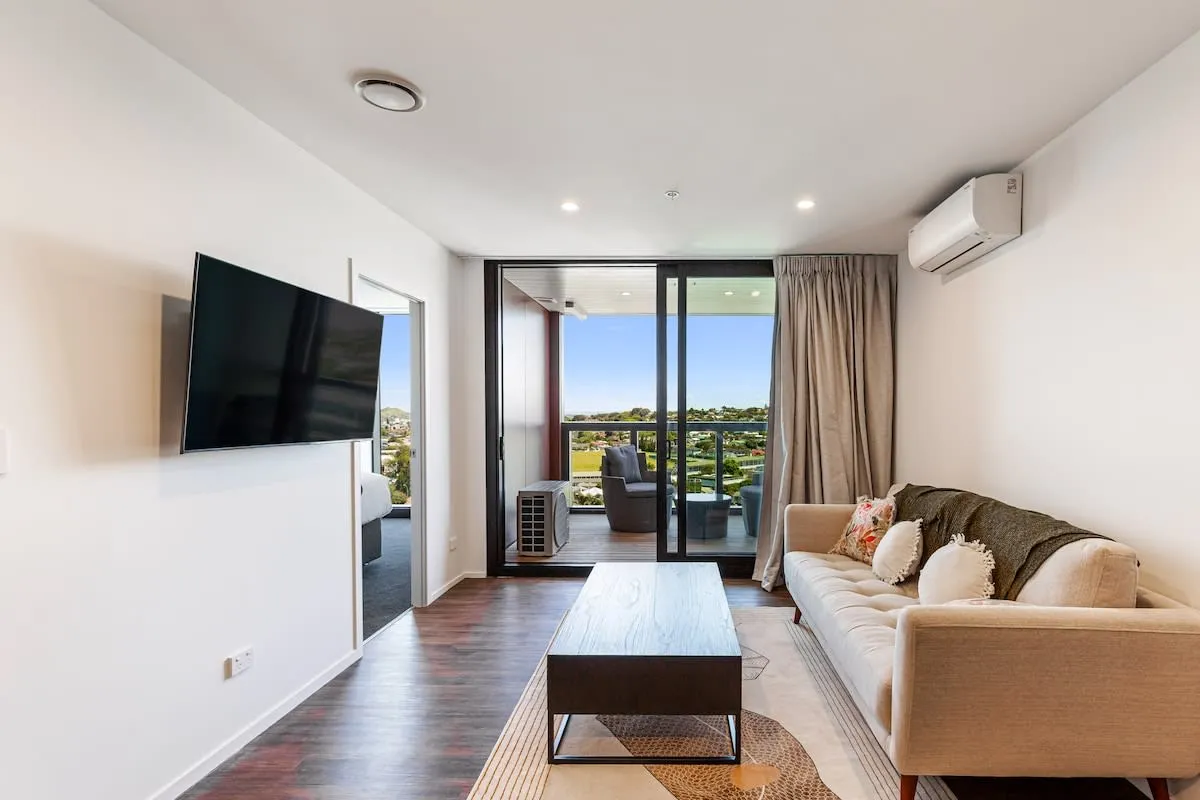 Chic Intimate 2-bed Flat, Ellerslie Auckland -- Digital-nomad Ready Balcony & Desk