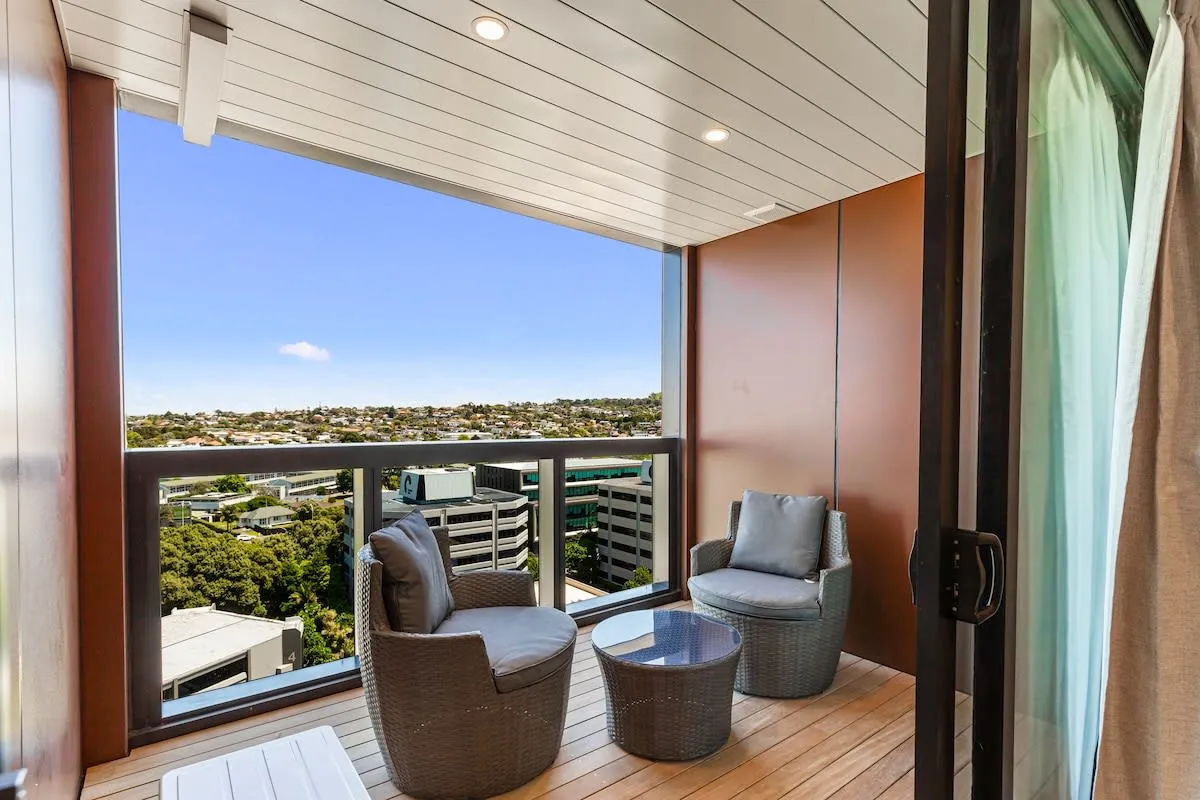 Chic Intimate 2-bed Flat, Ellerslie Auckland -- Digital-nomad Ready Balcony & Desk #3