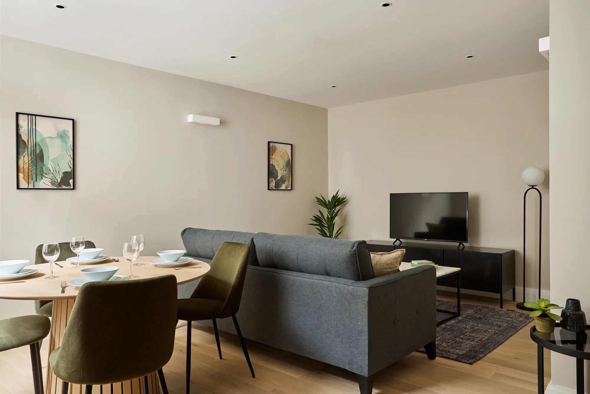 Modern Chancery Lane 2br Flat - Efficient Layout, Dedicated Home Office & Fast Wi-fi