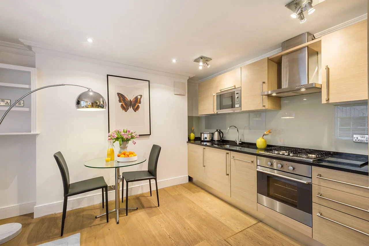 Chic London 1br Flat: Cozy Digital-nomad Setup With Plug-and-play Home Office #3