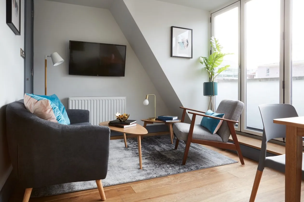 Designer 1br Flat In Holborn - Efficient Layout, Built-in Home Office For Remote Workers #3