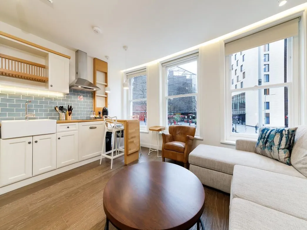 Curated Compact Executive Flat, London -- Digital Nomad Ready With Dedicated Work Nook #2
