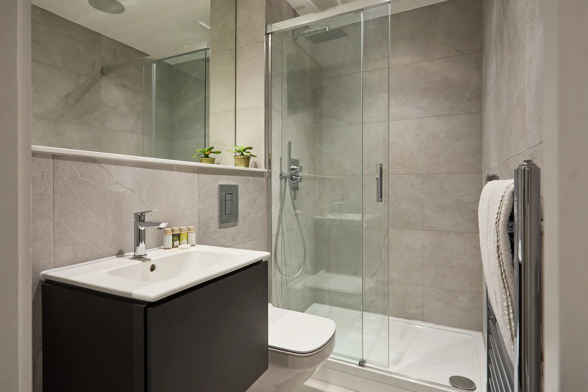Cozy Contemporary 2-bed Flat On Chancery Lane -- Bright Home Office & High-speed Internet #3