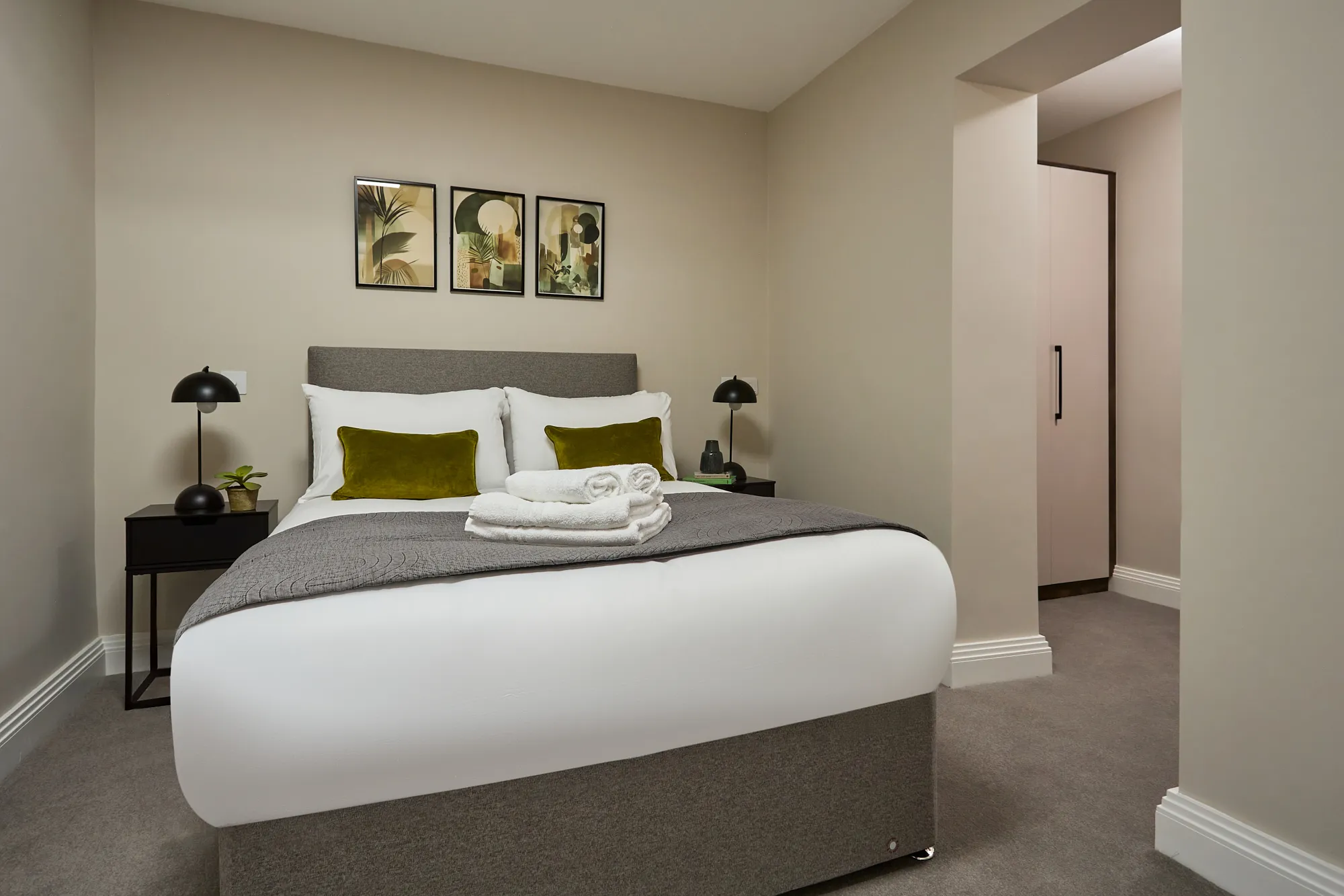 Cozy Contemporary 2-bed Flat On Chancery Lane -- Bright Home Office & High-speed Internet #4