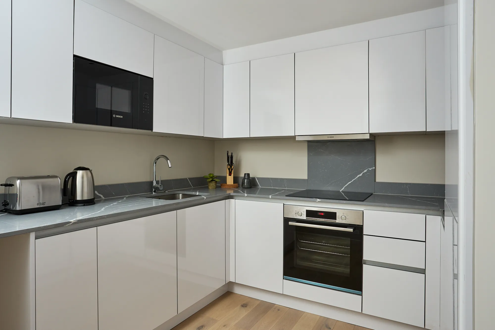 Cozy Contemporary 2-bed Flat On Chancery Lane -- Bright Home Office & High-speed Internet #2