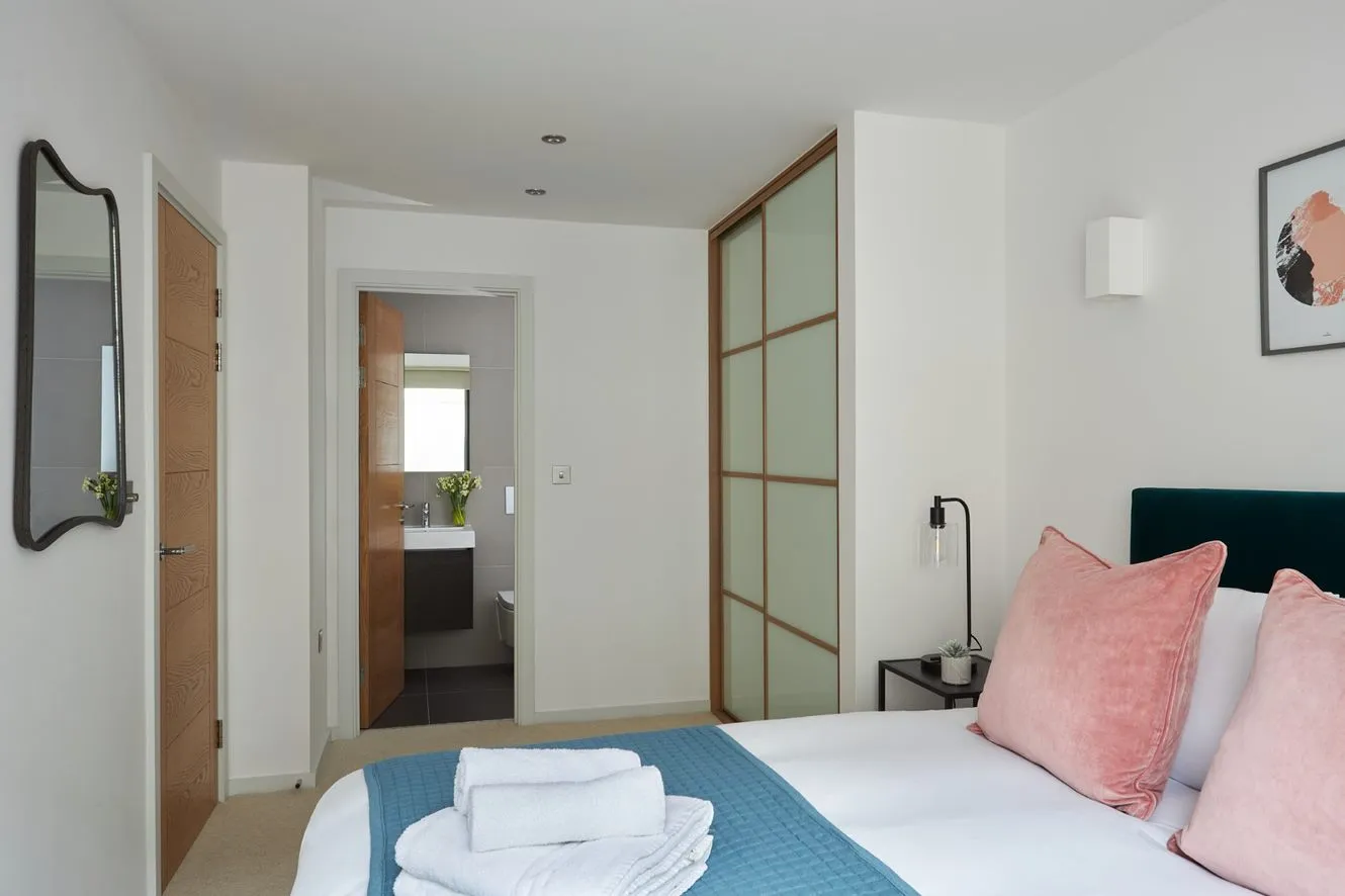 Hammersmith Compact 2-bed Flat - Dedicated Home Office & Fast Wi-fi For Remote Work #2