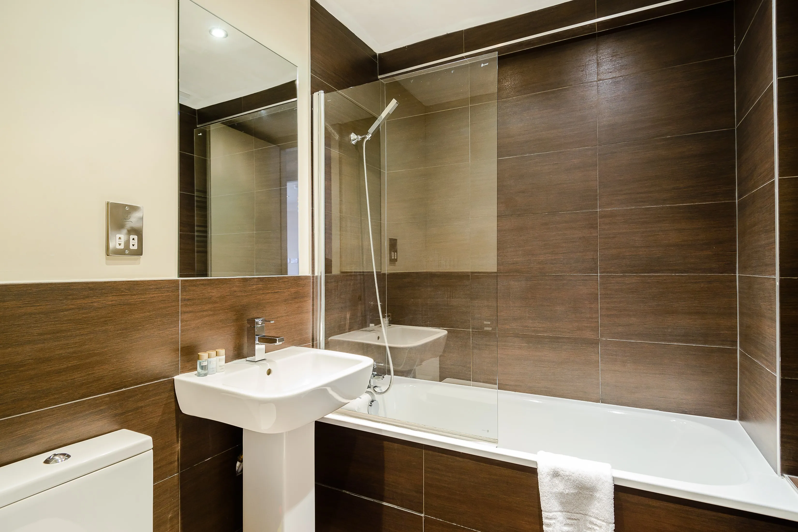 Holborn Contemporary Flat - Intimate, Work-ready Home Office For Remote Pros #5