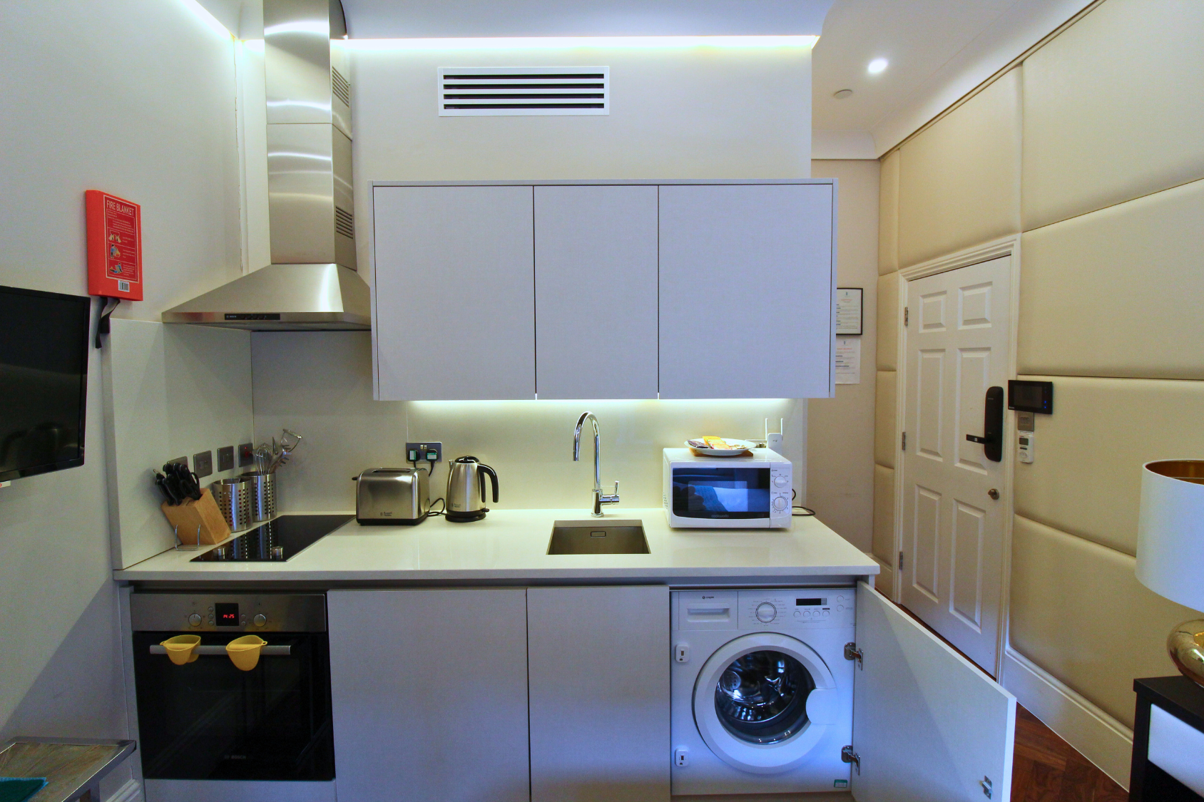 Impressive Compact Studio On Baker St, London - Work-from-home Ready With Built-in Desk #2