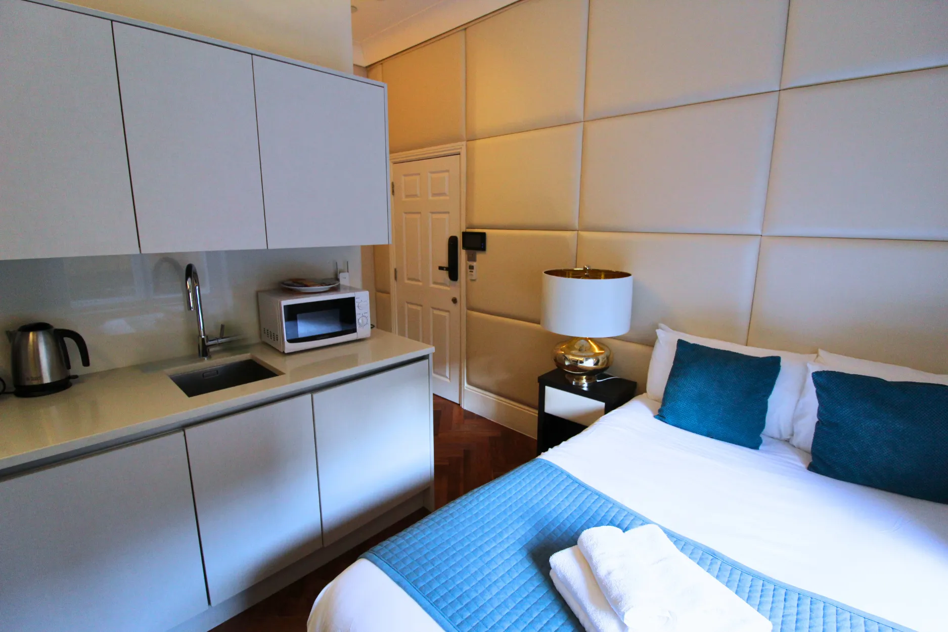 Impressive Compact Studio On Baker St, London - Work-from-home Ready With Built-in Desk #3