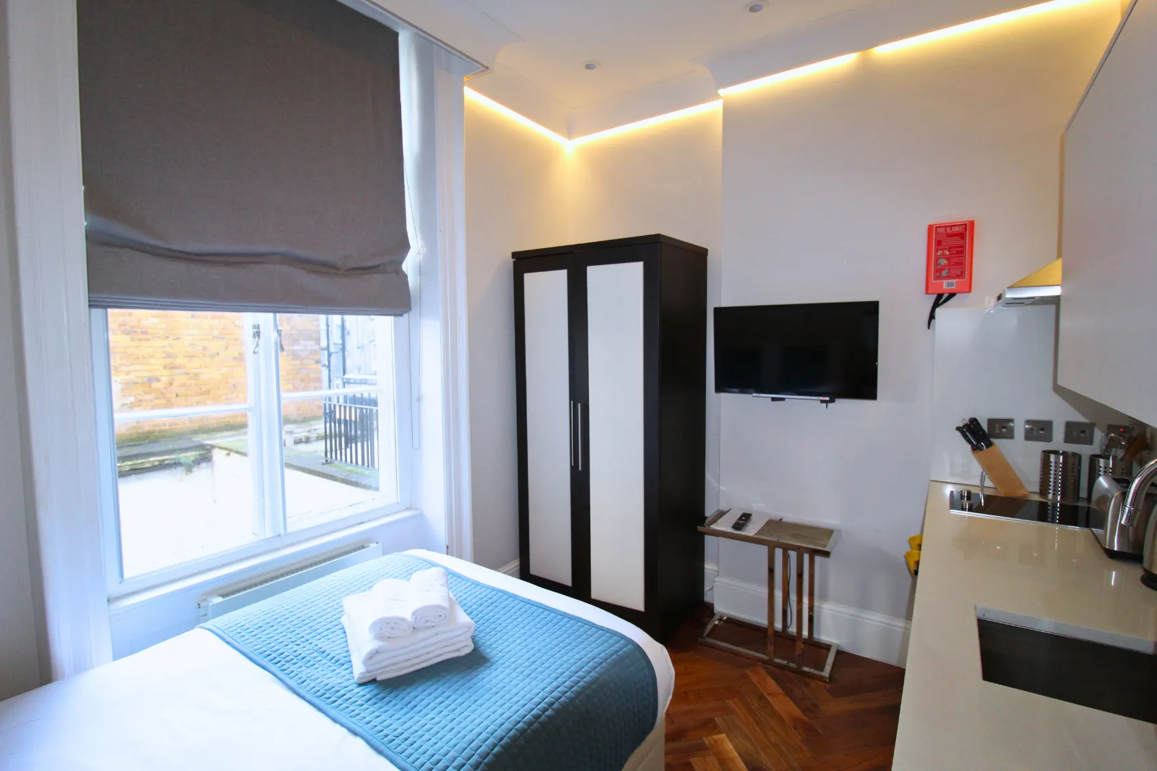 Impressive Compact Studio On Baker St, London - Work-from-home Ready With Built-in Desk #4
