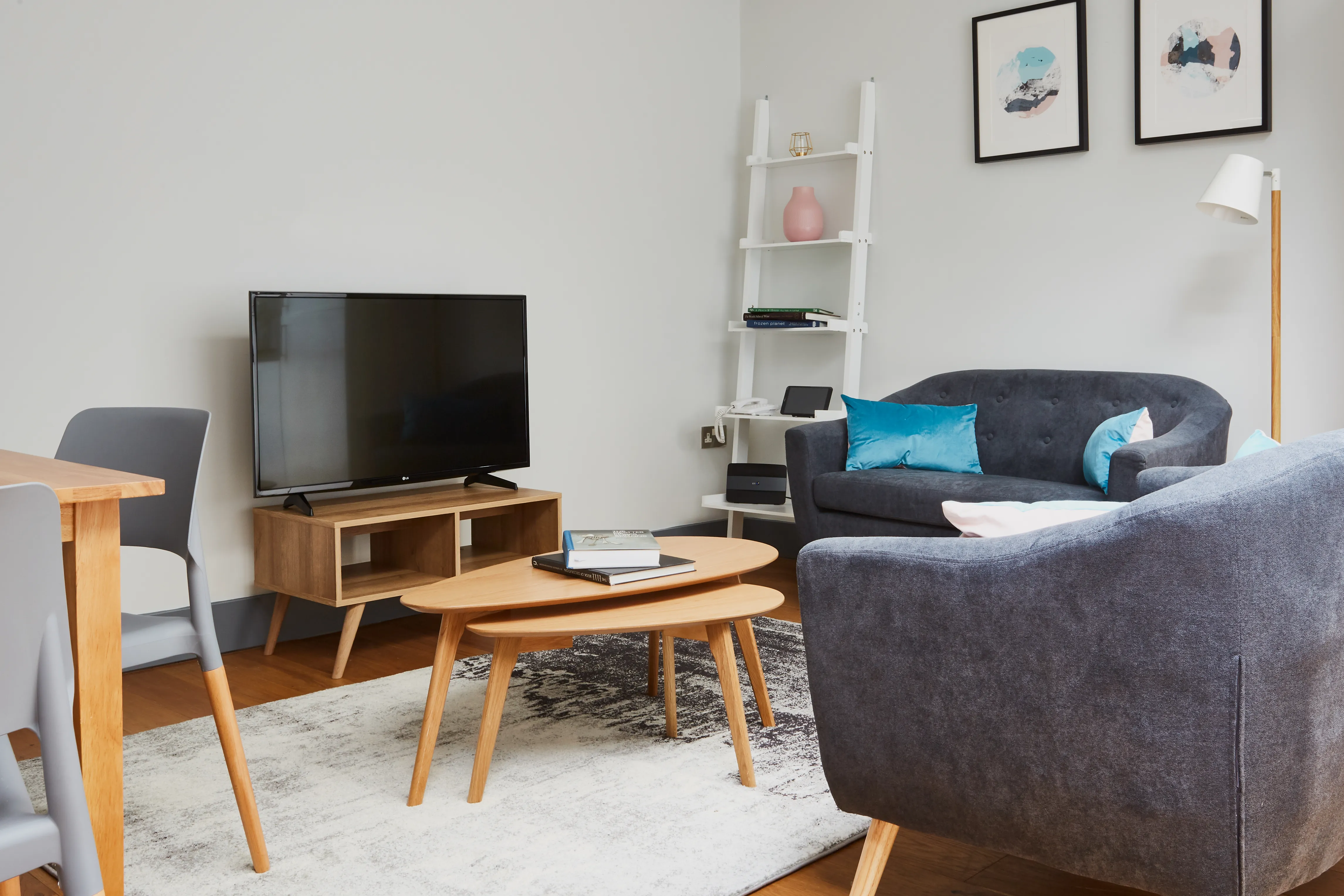 Contemporary 2br Flat In Holborn - Compact, Impressive & Work-from-home Ready