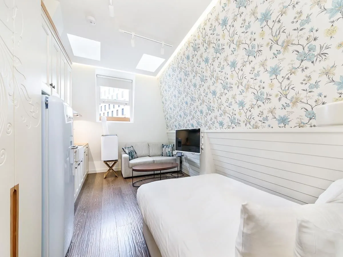 Refined Compact Open-plan Studio With Home Office Nook, London Bridge
