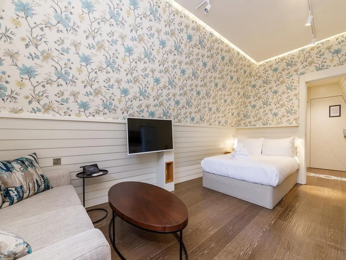 Refined Compact Open-plan Studio With Home Office Nook, London Bridge #2