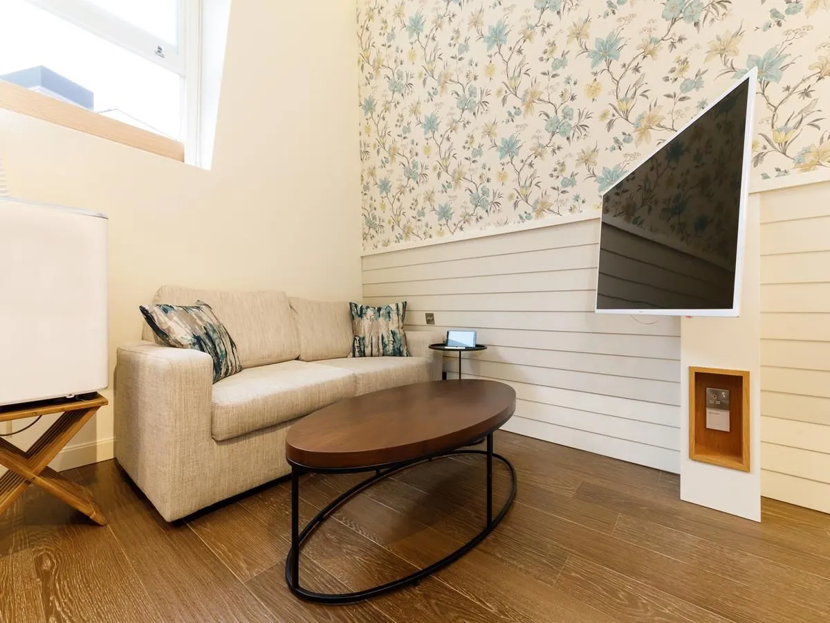 Refined Compact Open-plan Studio With Home Office Nook, London Bridge #3