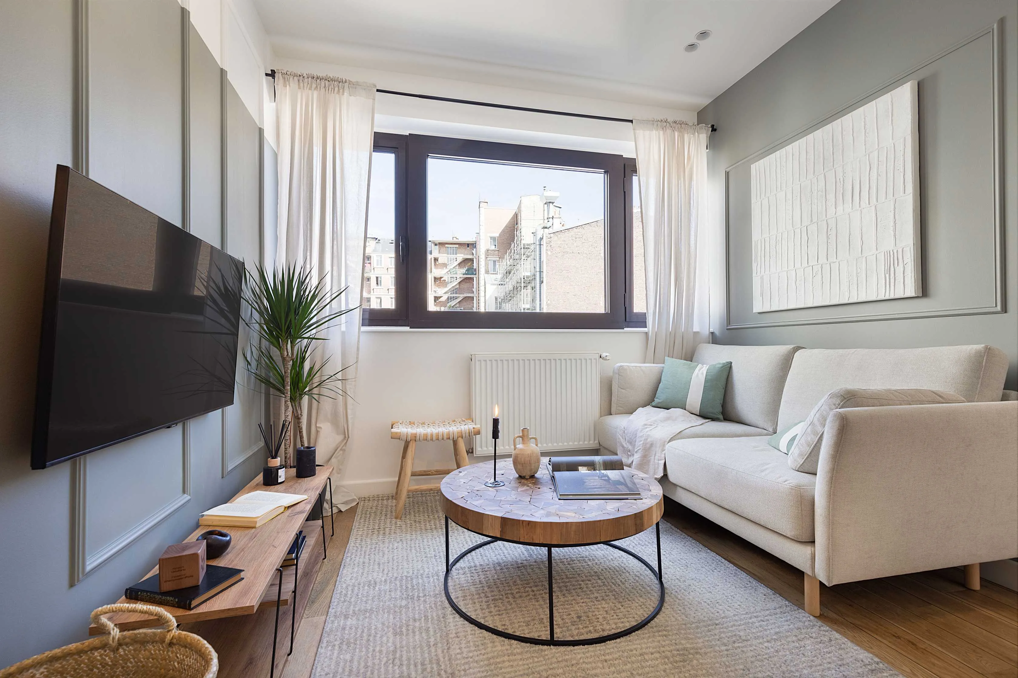 Premium Paris Flat With High-speed Fiber & Ergonomic Home Office Setup #2