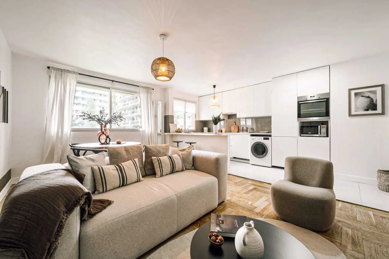 Trendy 74m2 Paris Flat With High-speed Fiber, Pro Monitors & Podcast-ready Setup #2