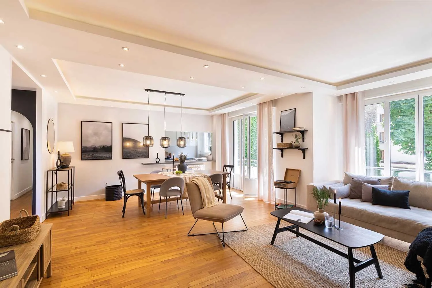 Modern 109m2 Paris Flat With High-speed Fiber, Pro Monitors & Balcony For Remote Work #4