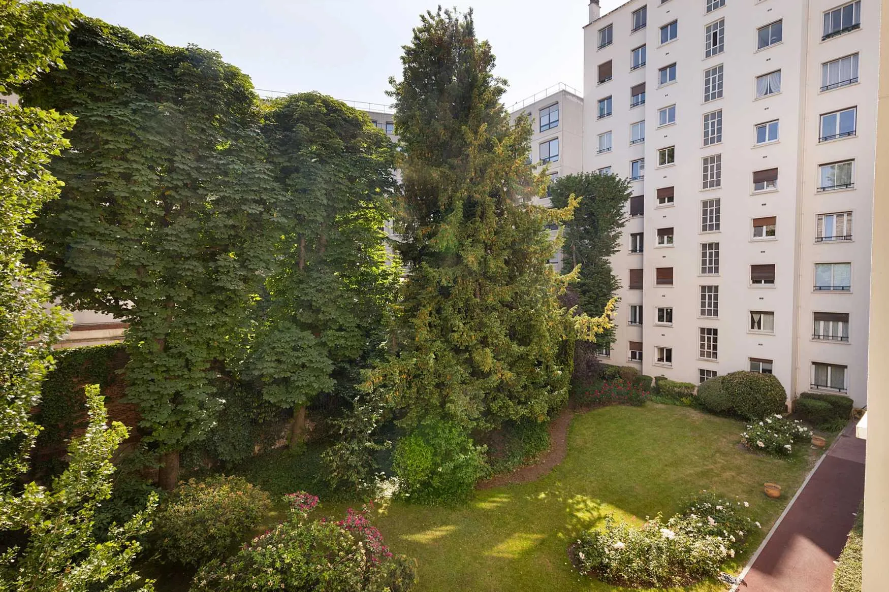 Modern 109m2 Paris Flat With High-speed Fiber, Pro Monitors & Balcony For Remote Work #5