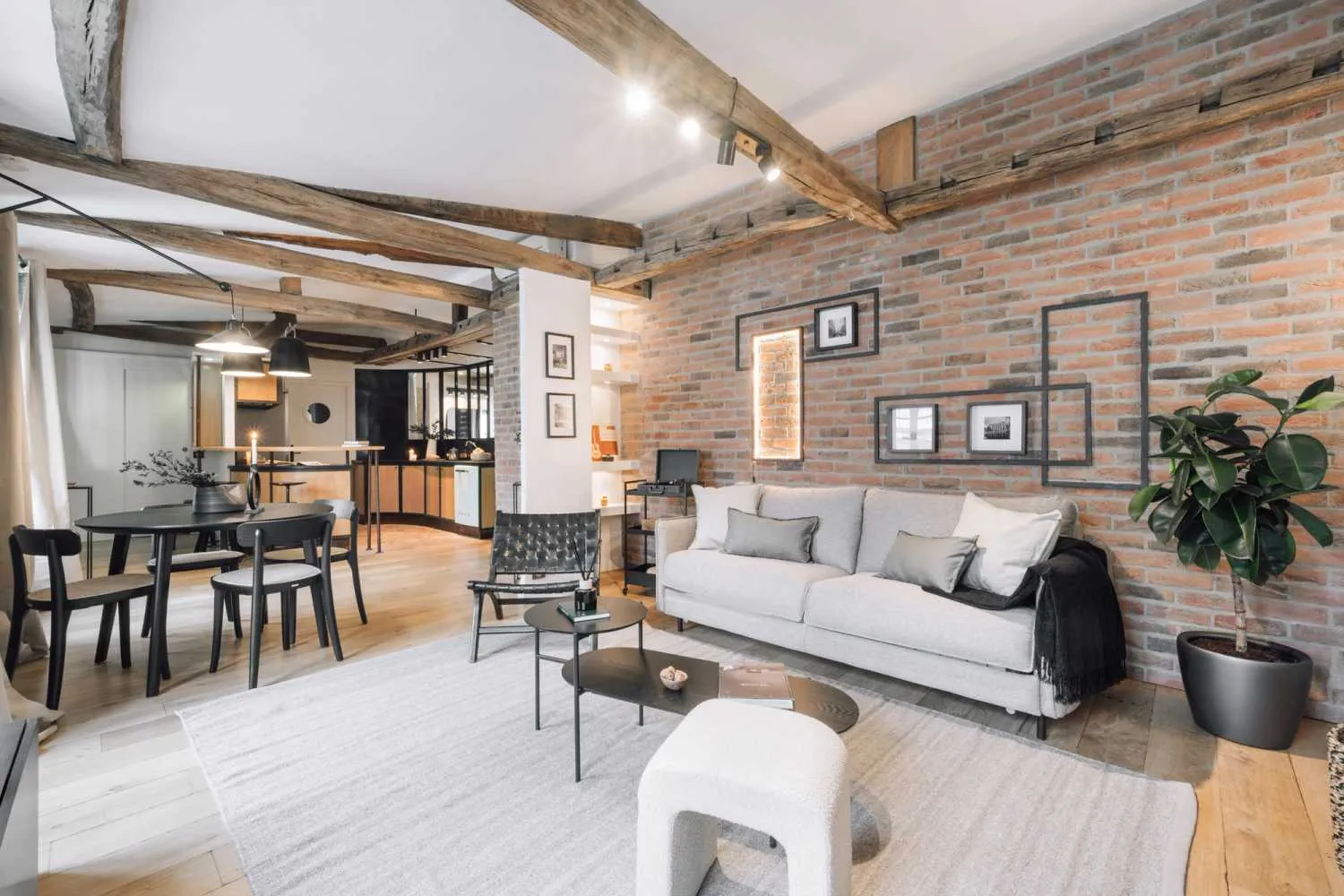Luxurious Paris Flat With Gigabit Internet & Dual Monitors For Seamless Remote Work #2