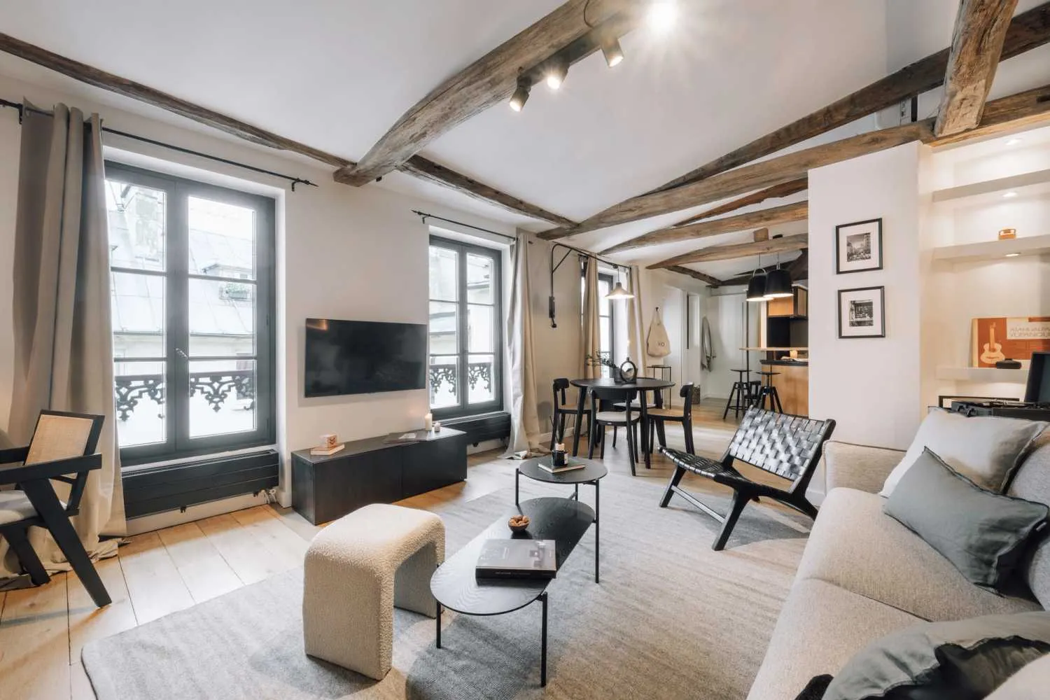 Luxurious Paris Flat With Gigabit Internet & Dual Monitors For Seamless Remote Work #4