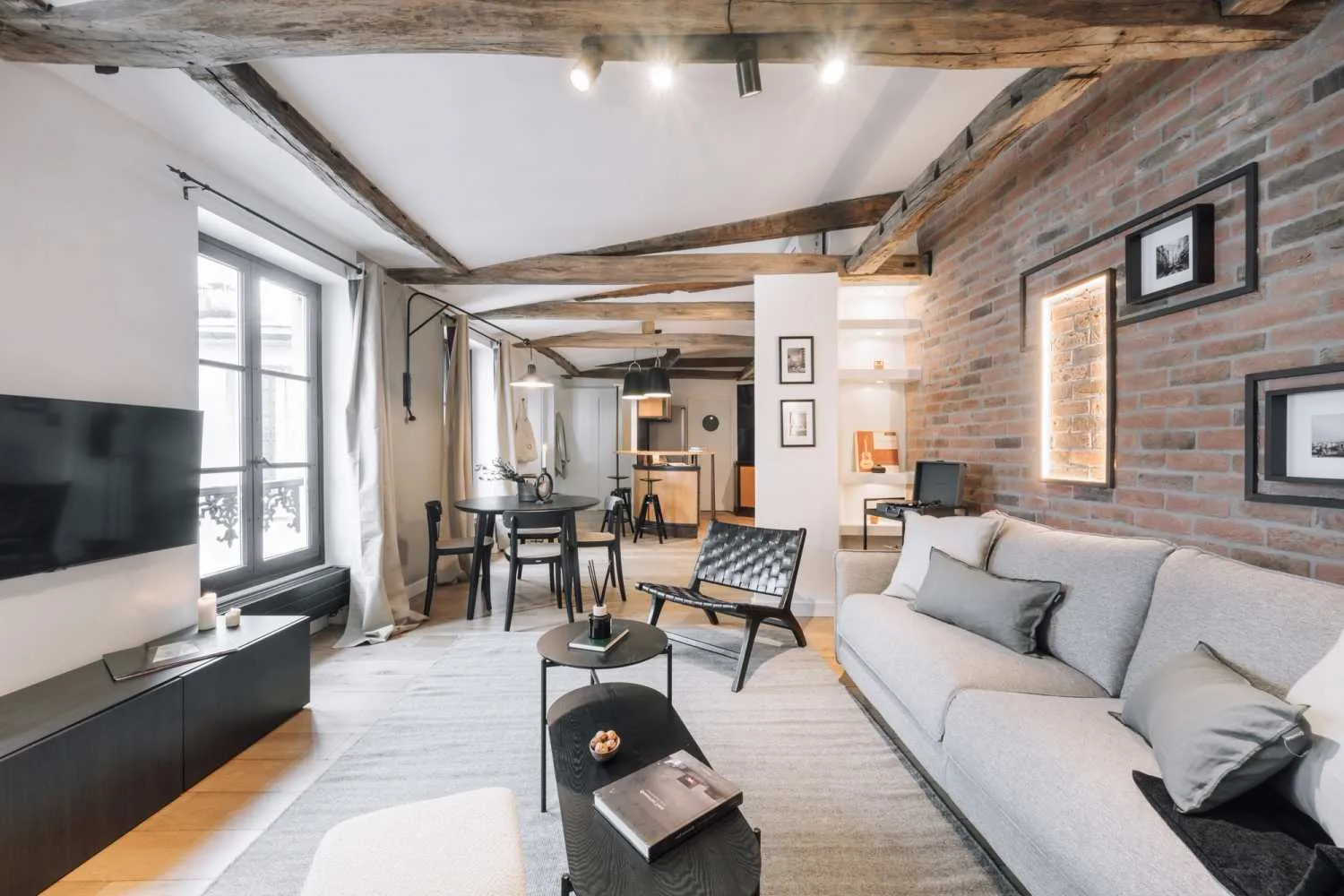 Luxurious Paris Flat With Gigabit Internet & Dual Monitors For Seamless Remote Work #3