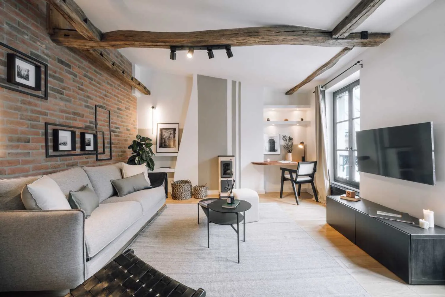 Luxurious Paris Flat With Gigabit Internet & Dual Monitors For Seamless Remote Work #5