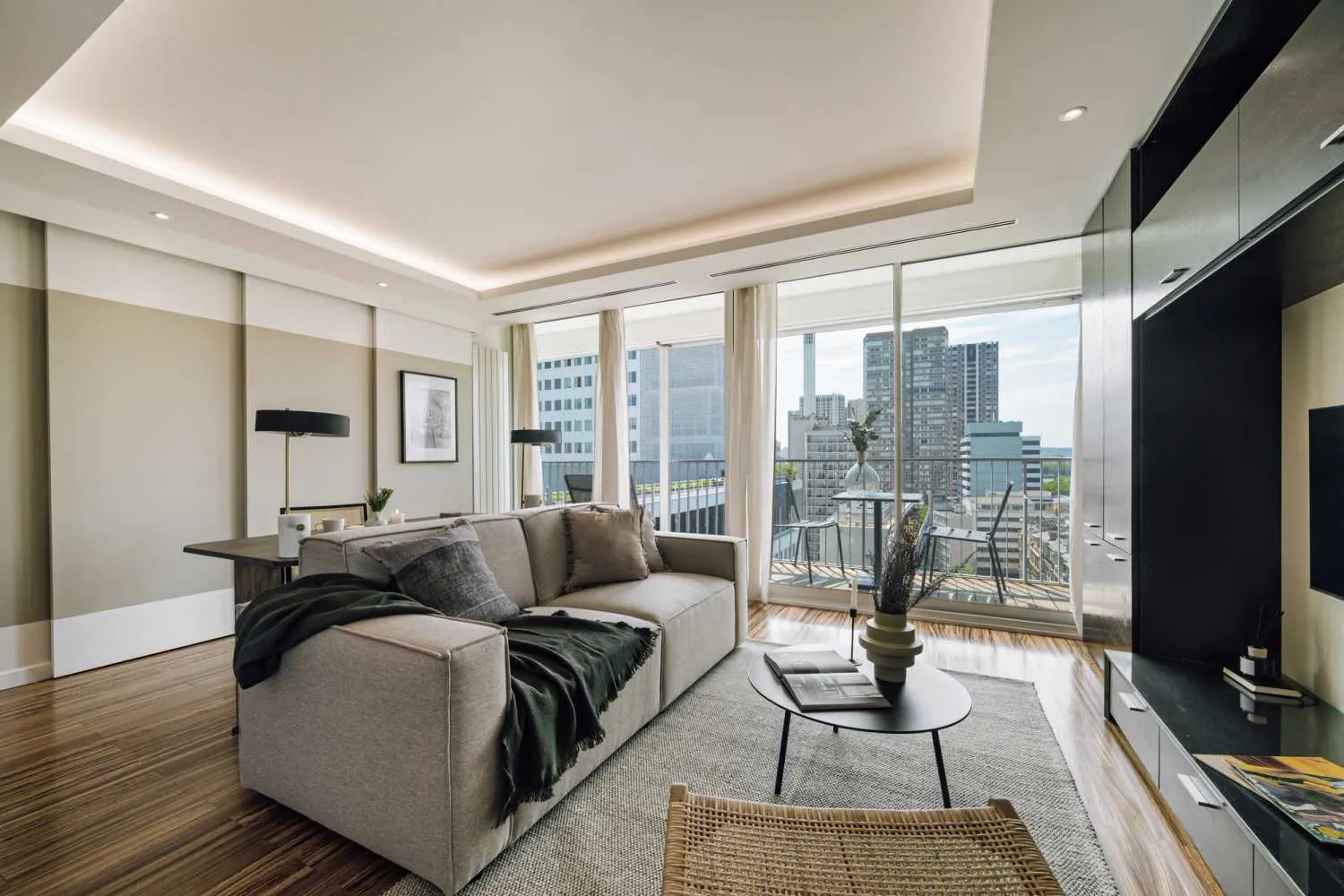 Chic Parisian Flat With Ultra-fast Wifi, Dual Monitors & Balcony For Remote Work #4