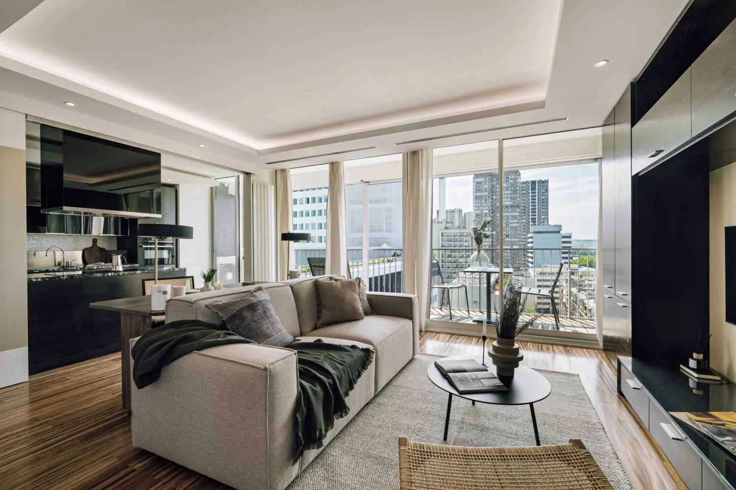 Chic Parisian Flat With Ultra-fast Wifi, Dual Monitors & Balcony For Remote Work #3