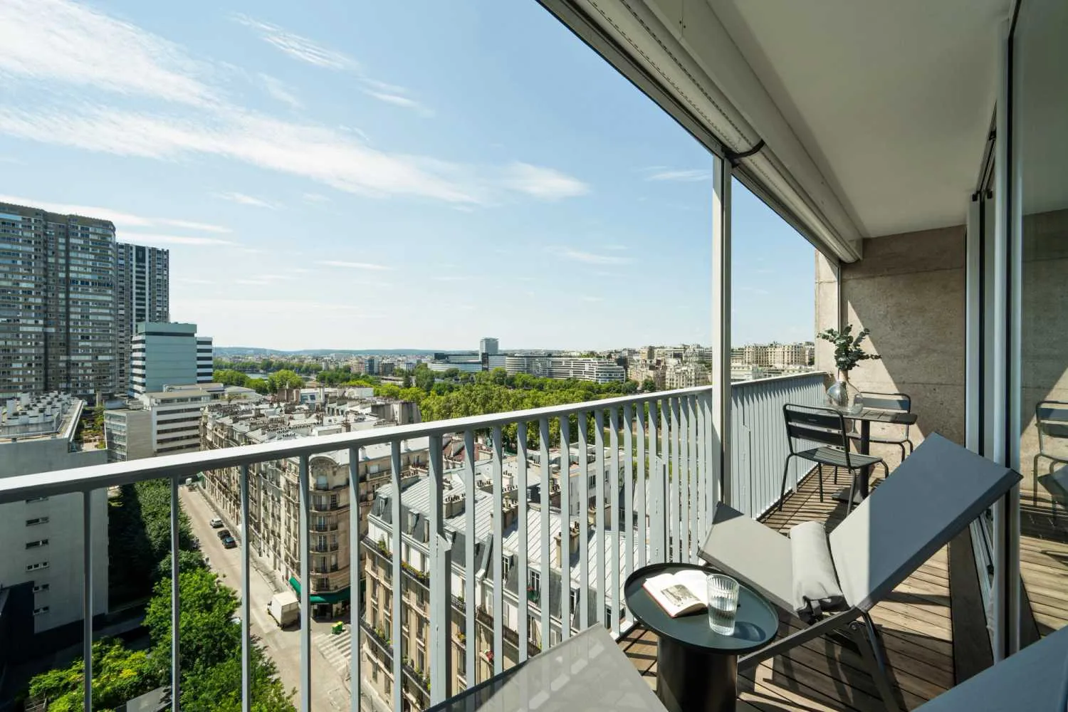 Chic Parisian Flat With Ultra-fast Wifi, Dual Monitors & Balcony For Remote Work