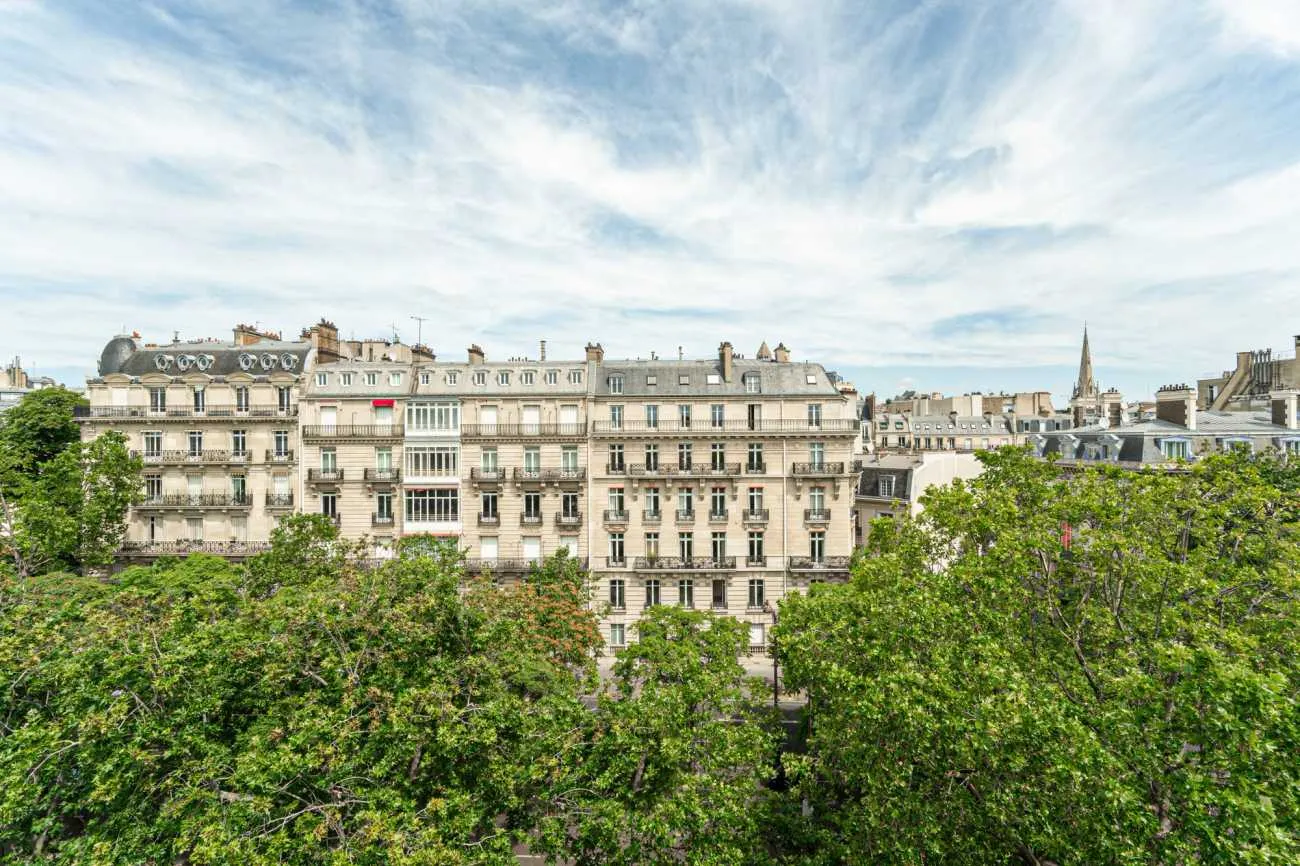Modern Paris Flat With Gigabit Internet & Pro Home Office Setup For Remote Work #2