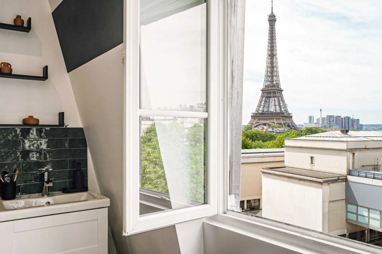 Modern Paris Flat With Gigabit Internet & Pro Home Office Setup For Remote Work #4