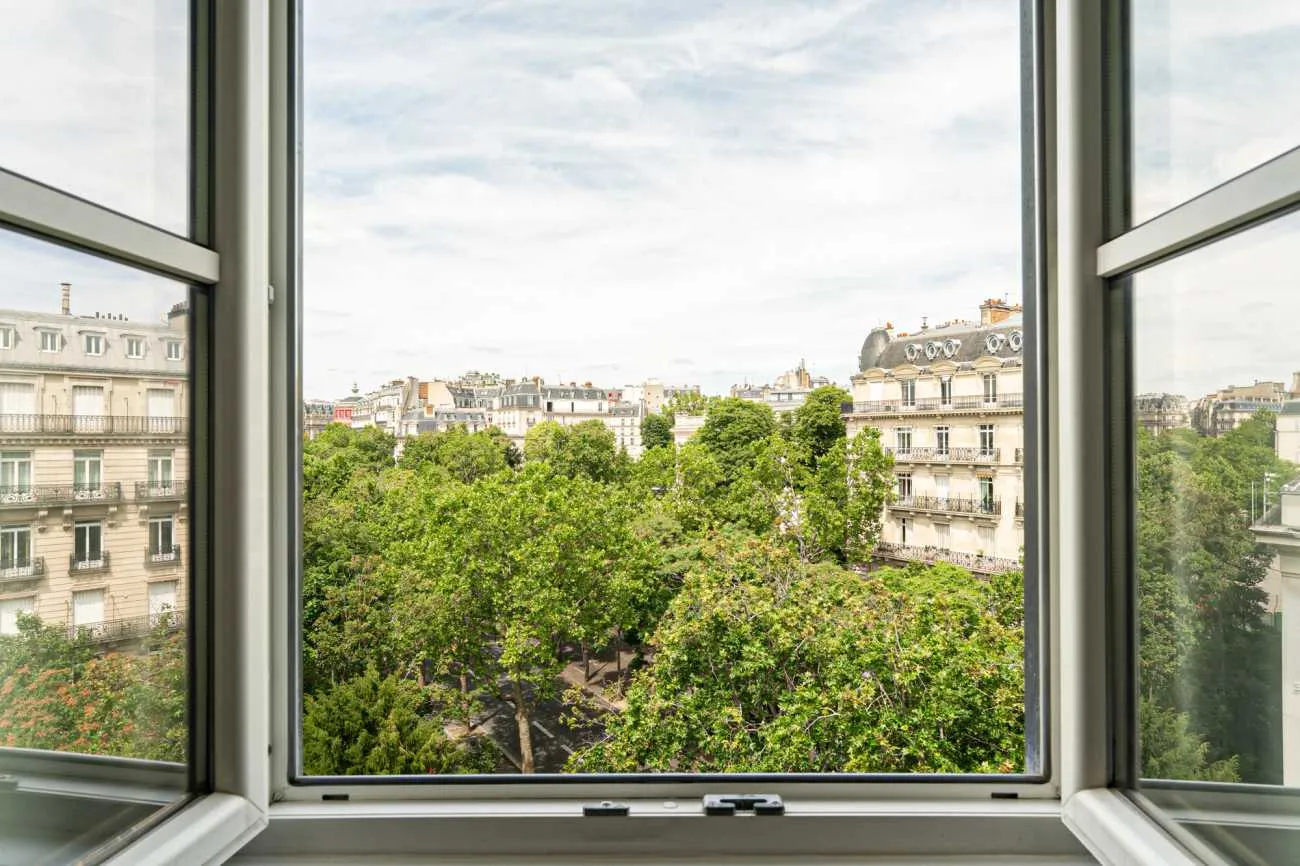 Modern Paris Flat With Gigabit Internet & Pro Home Office Setup For Remote Work #3