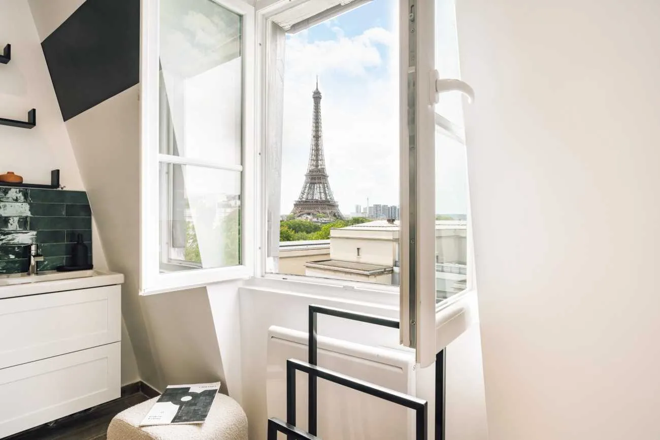 Modern Paris Flat With Gigabit Internet & Pro Home Office Setup For Remote Work #5