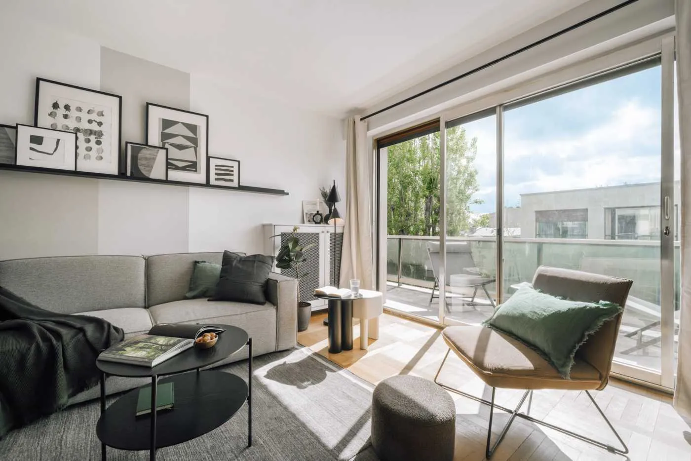Trendy Paris Flat With High-speed Fiber & Pro Home Office Setup For Remote Work #3