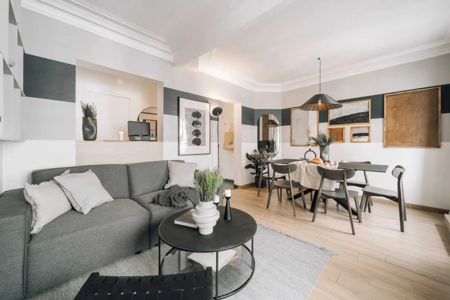 Distinctive Paris Flat With High-speed Fiber, External Displays, And City Views For Remote Work #3