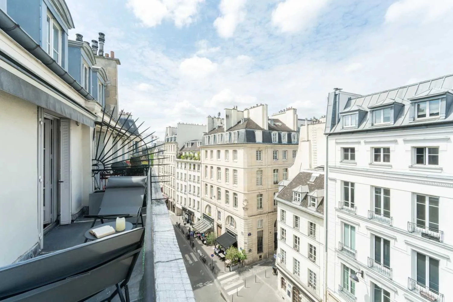 Distinctive Paris Flat With High-speed Fiber, External Displays, And City Views For Remote Work