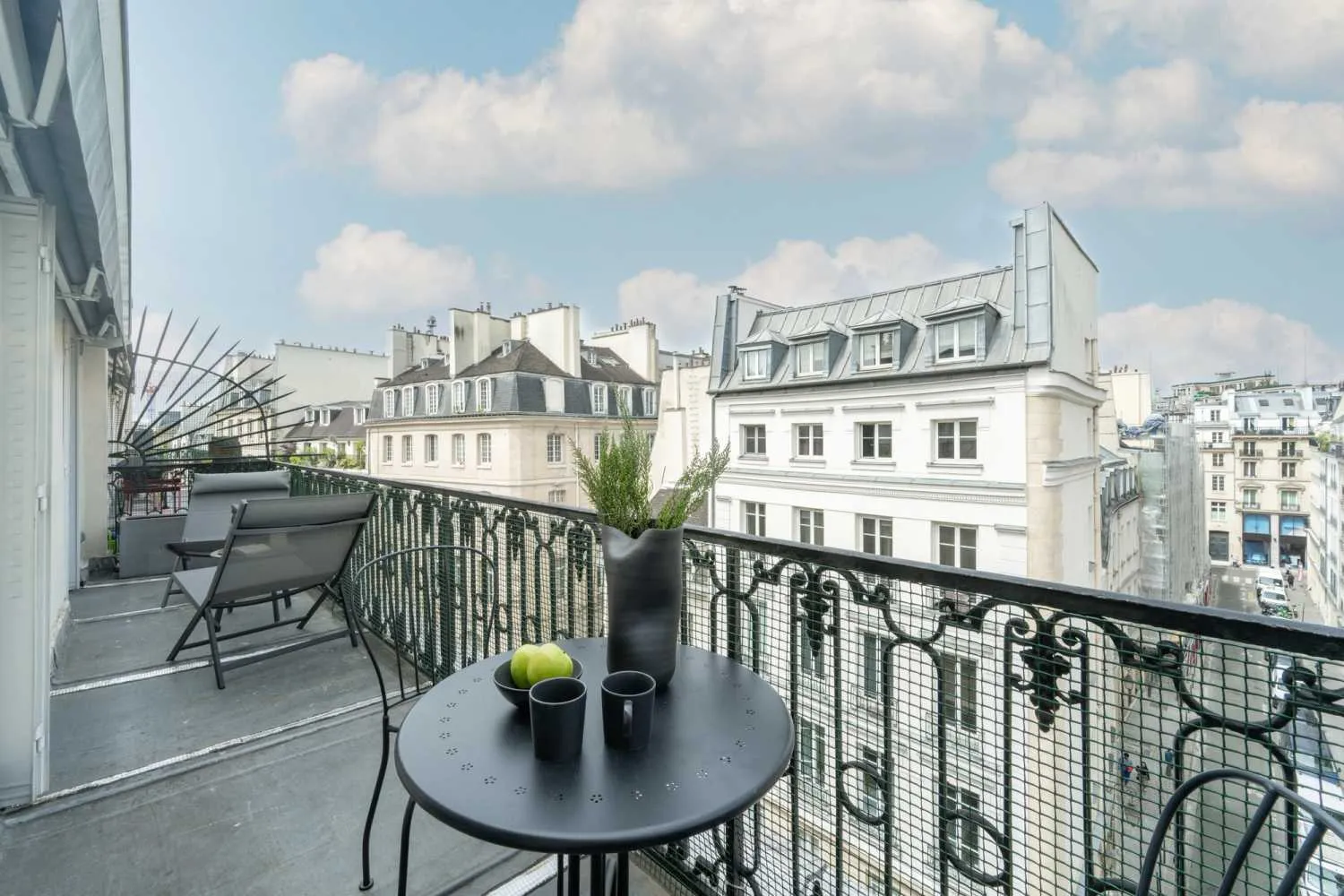 Distinctive Paris Flat With High-speed Fiber, External Displays, And City Views For Remote Work #2