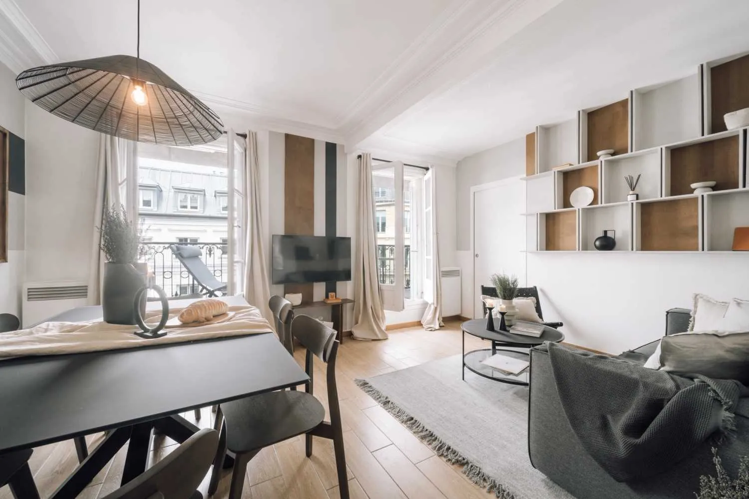 Distinctive Paris Flat With High-speed Fiber, External Displays, And City Views For Remote Work #4