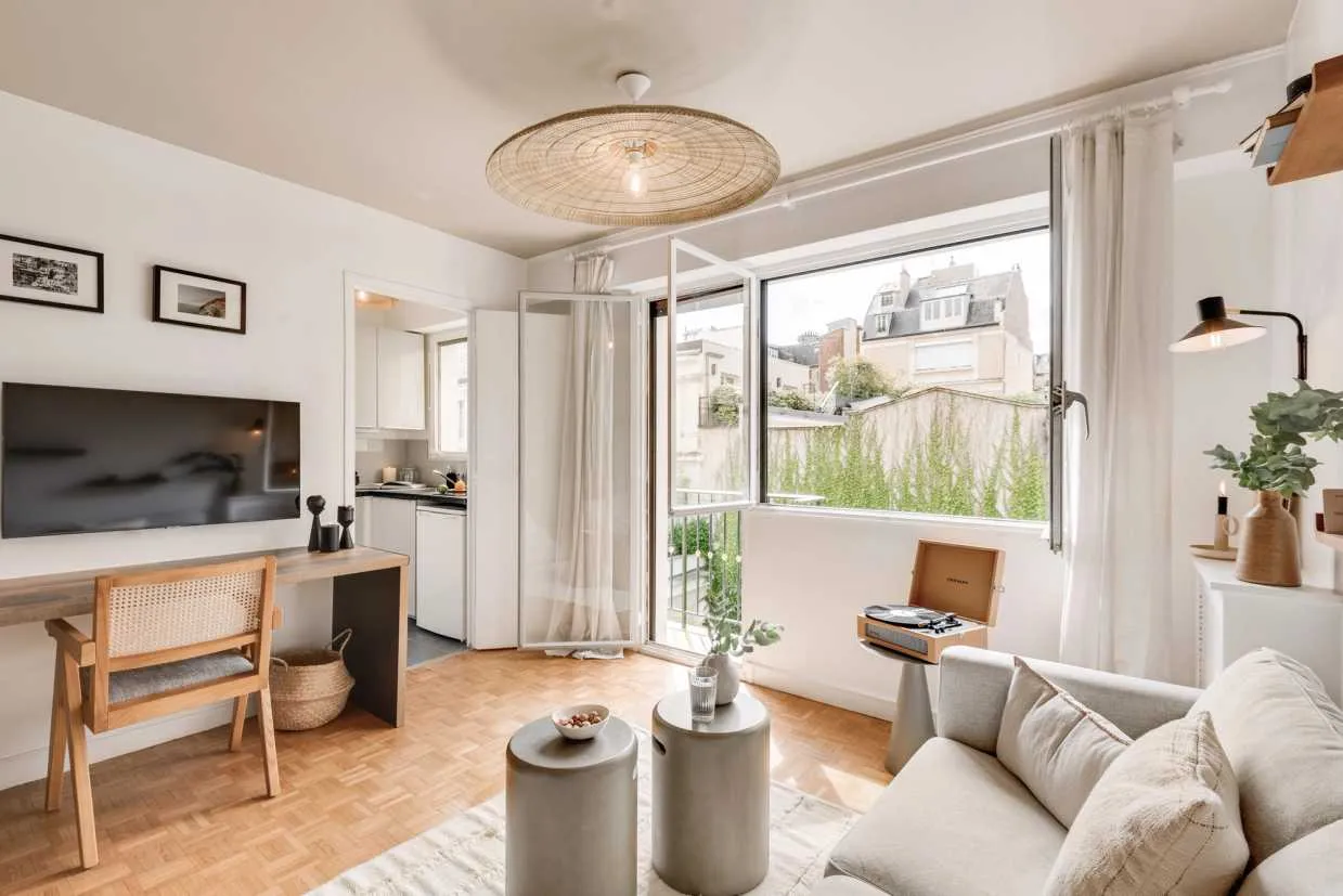 Premium Paris Studio With Gigabit Internet, Dual Displays & City Views For Digital Nomads #2
