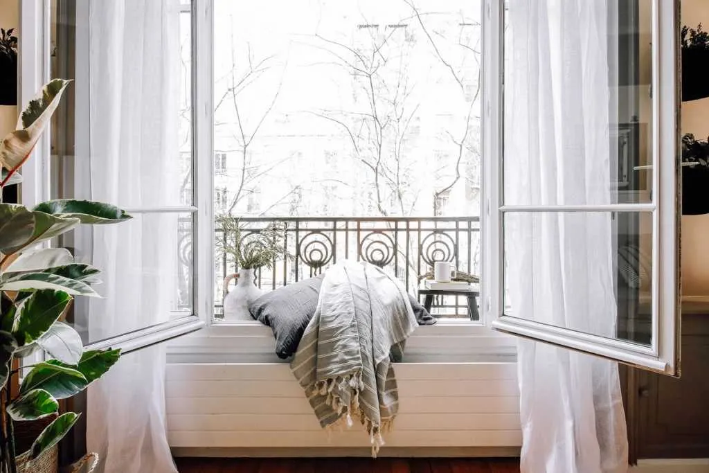 Paris Airy Designer Flat With Gigabit Internet & Pro Home Office Setup #4