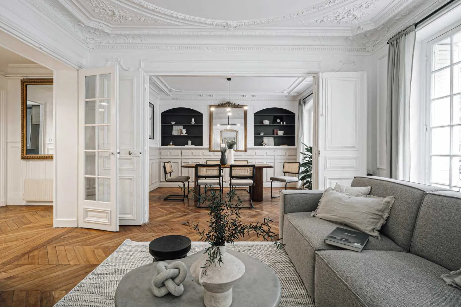 Modern Paris Flat With Pro Workstation & Fiber Internet For Digital Nomads