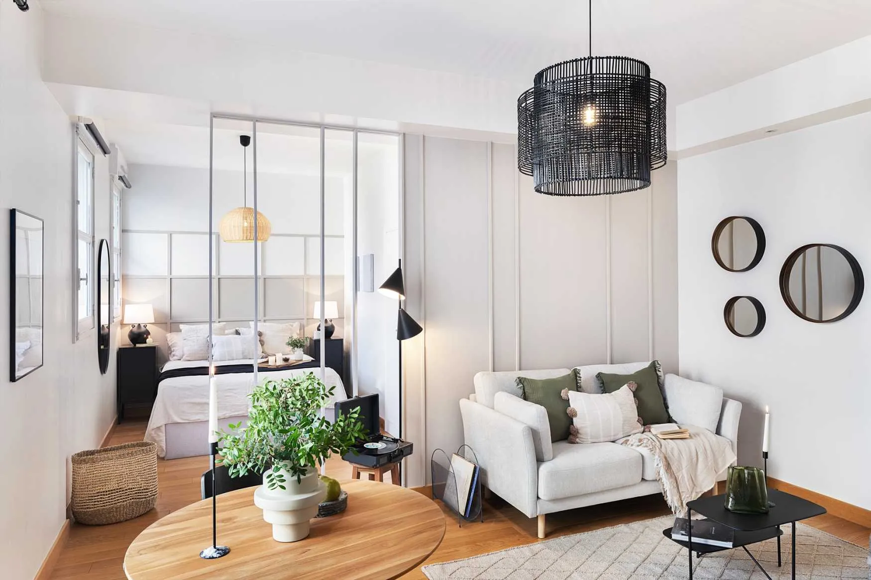 Modern Paris Studio With Pro Workspace & Gigabit Internet For Digital Nomads